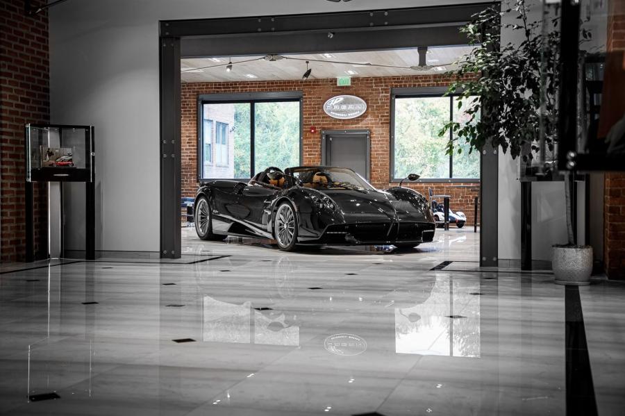 Pagani Huayra Roadster 2017 года  (фото 8 из 25)